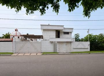 Casa de 4 habitaciones, Irapuato · Amplia Residencia en Venta en Villas de Irapuato | Excelente Ubicación.