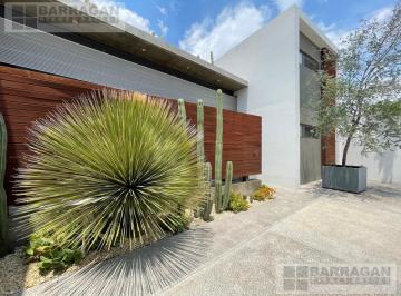 Casa · 691m² · 4 Recámaras · 9 Estacionamientos · Casa Moderna en Venta con Excelente Distribución y Acabados