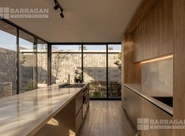Casa · 650m² · 4 Recámaras · 3 Estacionamientos · Casa en Venta en Jurica Querétaro