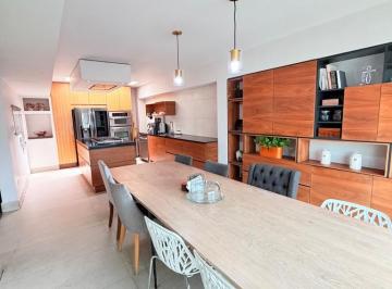 Cocina y Antecomedor · Amplia Casa en Venta con Social Bar, Tv Room, Oficina y Cuarto de Servicio