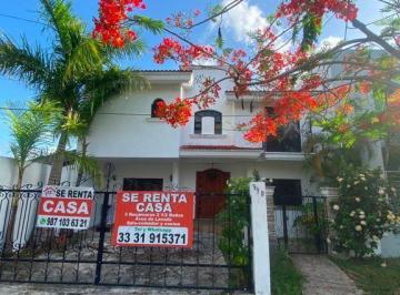 Casa · 210m² · 3 Recámaras · 2 Estacionamientos · Hermosa Casa en Renta en Colonia Centro Cozumel, Quintana Roo.