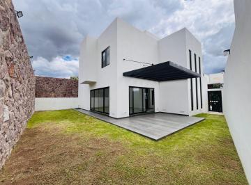 Casa · 341m² · 3 Recámaras · 3 Estacionamientos · Casa Fracc. La Vista