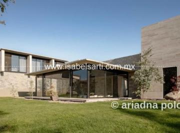 Casa · 650m² · 4 Recámaras · 3 Estacionamientos · Casa en Venta en Jurica