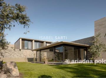 Casa · 1350m² · 4 Recámaras · 3 Estacionamientos · Casa en Venta en Jurica