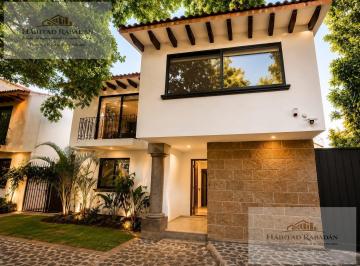 Casa · 336m² · 3 Recámaras · 3 Estacionamientos · Casa Moderna en Venta en Privada – Acapantzingo, Cuernavaca