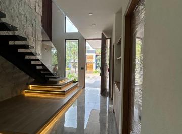 Casa · 395m² · 4 Recámaras · 3 Estacionamientos · Estrena Amplia Casa en Encinar Altozano. Vive en Zona Rodeada de Bosque