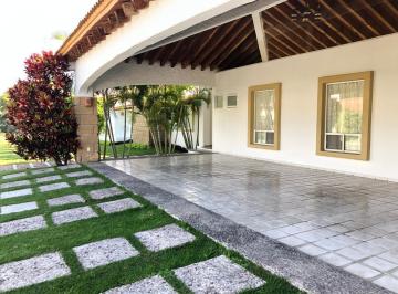 Casa · 1068m² · 3 Recámaras · 3 Estacionamientos · Casa en Venta o Renta en Lomas de Cocoyoc