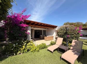 Casa en Venta de 4 habitaciones Colinas de Santa Fe · Casa de un Nivel con 4 Habitaciones y Alberca Propia en Colinas de Santa Fe