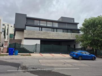 Casa · 850m² · 3 Recámaras · 4 Estacionamientos · Casa Golf de Golf La Loma