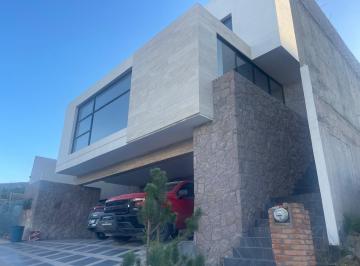 Casa · 450m² · 4 Recámaras · 3 Estacionamientos · Casa Club de Golf La Loma