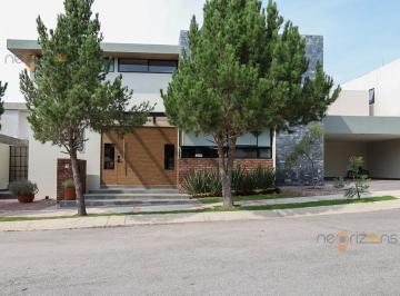 Casa en condominio · 459m² · 4 Recámaras · 2 Estacionamientos · Casa Residencial con Alberca en Fracc Club de Golf La Loma Slp