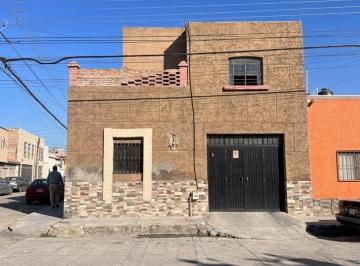 Casa de 3 habitaciones, San Luis Potosí · Casa en Esquina en Barrio de San Miguelito – Ideal Para Vivienda o Negocio