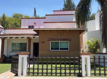 Casa · 450m² · 4 Recámaras · 2 Estacionamientos · Se Vende Casa en Club de Golf Tequisquiapan Junto Al Fairway