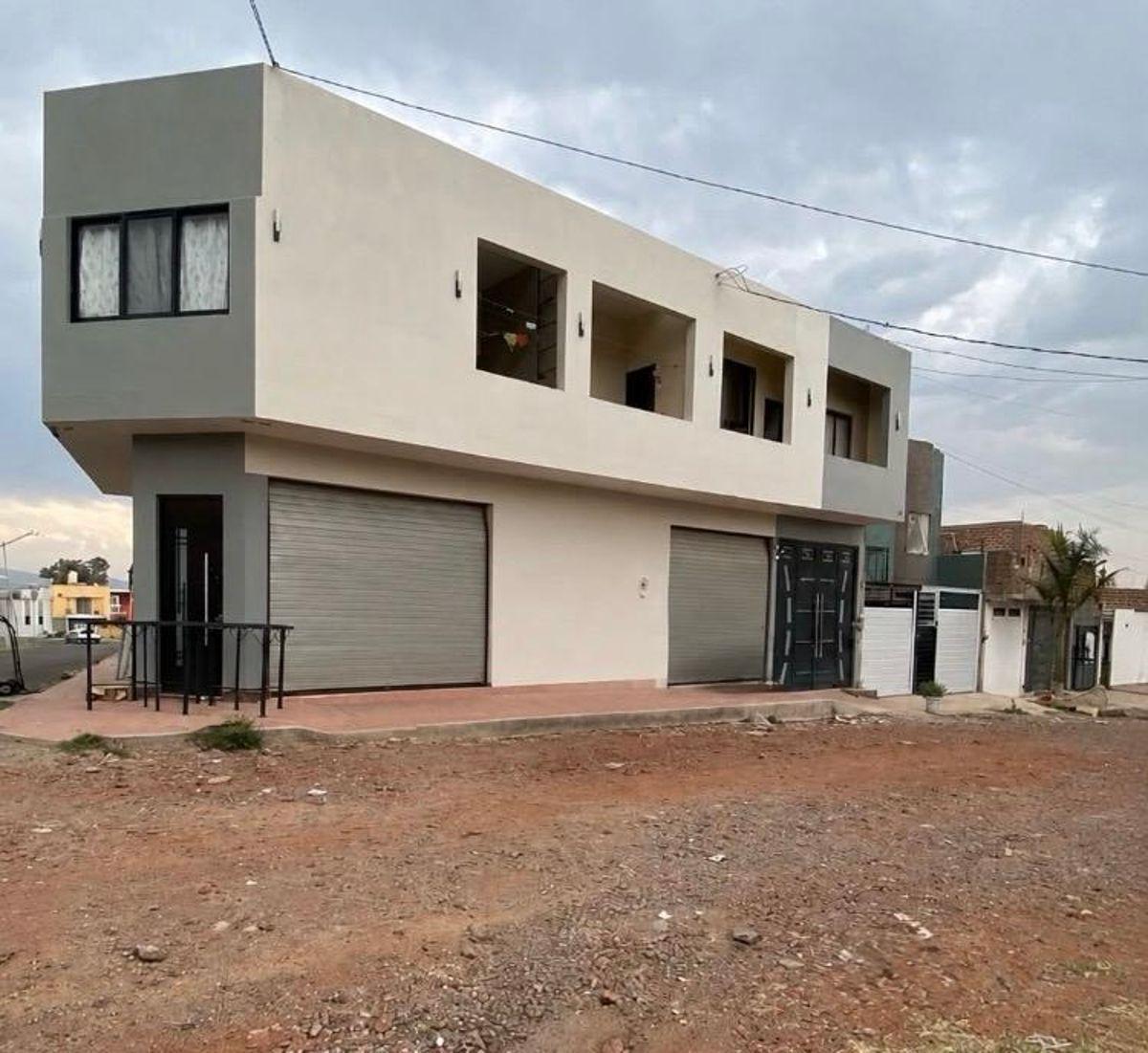 Venta de Casa con Dos Departamentos y Local Comercial Zapotlanejo Jalisco