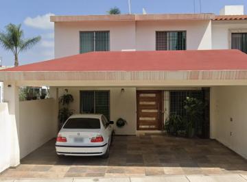 Casa de 3 habitaciones, Zapotlán el Grande · Casa en Venta en Cdad. Guzmán | Arado a Pasos de La Laguna y del Centro de La Ciudad