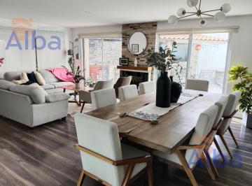 Casa · 267m² · 4 Recámaras · 2 Estacionamientos · Casa en Venta con Alberca en Trojes de San Cristobal