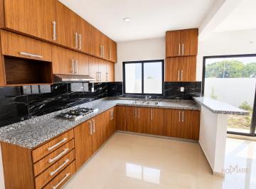 Casa · 240m² · 3 Recámaras · 2 Estacionamientos · Casa con Amplio Roof Top | Fracc. Lomas de La Rioja