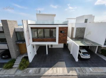 Casa · 240m² · 3 Recámaras · 2 Estacionamientos · Casa con Amplio Roof Top | Fracc. Lomas de La Rioja