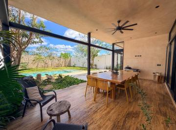 Casa · 400m² · 3 Recámaras · 2 Estacionamientos · Venta Espectacular Casa de 3 Recamaras Amplio Jardin Alberca Paneles Solares Emozon Norte