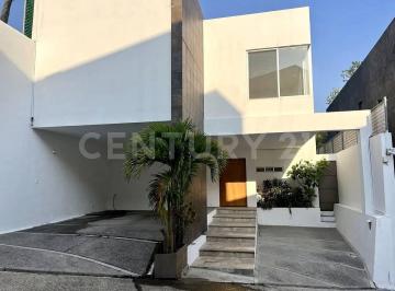 Casa en condominio · 330m² · Casa en Venta en Privada Orquídea, Jardines de Delicias, Cuernavaca, Morelos