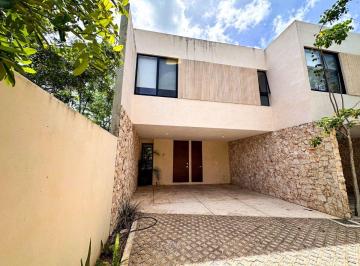 Departamento de 2 habitaciones, Mérida · En Venta Towhouse de 2 Recámaras con Cuarto de Servicio en Via Temozón