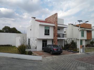 Entrada · Hermosa Casa Rodeada de Areas Verdes y Jardin Propio