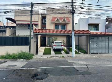 Casa uso de suelo de 5 habitaciones, Zapopan · Casa en Renta Para Oficina