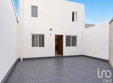 Casa · 180m² · 5 Recámaras · 2 Estacionamientos · Casa en Venta, Villas del Cimatario, Queretaro. Para Habitar o Inversion