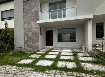 Casa · 240m² · 4 Recámaras · 2 Estacionamientos · Casa en Residencial Punta Poniente a Unos m de B. Colosio