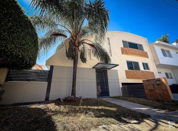 908fedc88be7f4449c48929d97042134549c9aa17722b403d37d39897d8676a6 · Casa en Venta en Jardín Real, Zapopan | Coto 8, 4 Autos y 320 m² Construcción