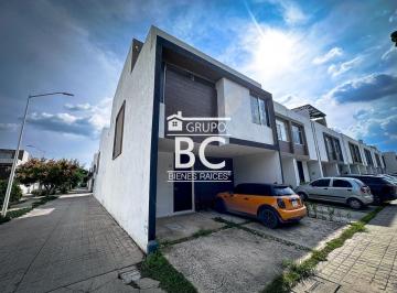 14683fdaab9bc44bc85efe75a2f995d47d22de44c69de7c8f7b0041ec111f24b · Casa en Venta Zona Sur