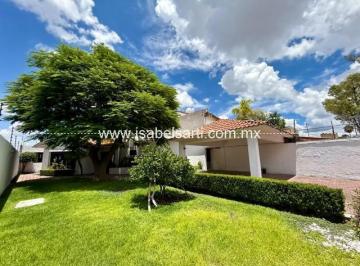 Casa · 363m² · 3 Recámaras · 4 Estacionamientos · Casa en Venta en Jurica