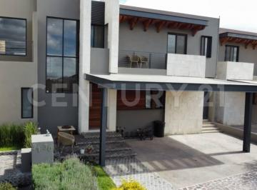 Casa · 280m² · 3 Recámaras · 3 Estacionamientos · Casa en Renta en Altozano Queretaro