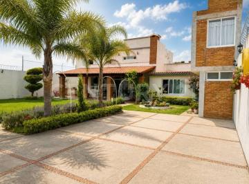Casa · 337m² · 3 Recámaras · 4 Estacionamientos · Hermosa Casa de Campo en Metepec, Puebla!