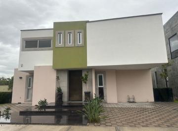 Casa de 4 habitaciones, Corregidora · Casa en Renta Amueblada en Balvanera Polo Country Club