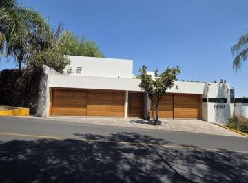 Casa · 1313m² · 4 Recámaras · 8 Estacionamientos · Casa en Venta Paseo Los Parques en Colinas de San Javier