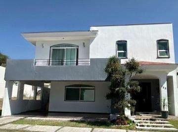 Casa en condominio · 530m² · 6 Recámaras · 3 Estacionamientos · Casa en Venta en San Jose del Tajo a un Costado del Palomar. Hermosa Vista a La Primavera. Una Recam
