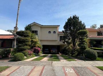 Casa en condominio · 451m² · 3 Recámaras · 6 Estacionamientos · Casa en Venta en Valle Real, Zapopan, Jalisco