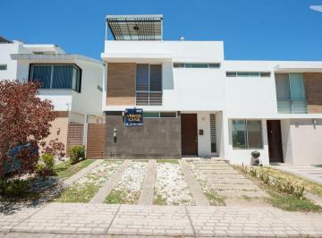 Casa · 155m² · 3 Recámaras · 2 Estacionamientos · Tu Nuevo Hogar Comienza Aqui!.casa en Venta Coto La Cibela