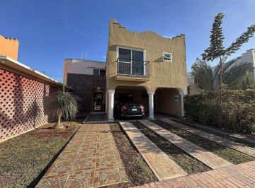 Casa · 267m² · 4 Recámaras · 4 Estacionamientos · Casa en Venta en Cholul, Mérida Yucatán (Eb - Wb4079)