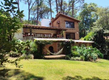 Casa en condominio · 390m² · 5 Recámaras · 2 Estacionamientos · Casa en Renta en Condominio en Avándaro, Cerca de Fresko