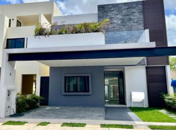 Casa · 291m² · 4 Recámaras · 2 Estacionamientos · Casa en Venta en Via Cumbres Cancun