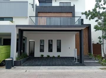 Casa · 300m² · 4 Recámaras · 2 Estacionamientos · Casa en Venta/renta, 4 Recámaras, Piscina, Av Huayacán, Aqua By Cumbres, Cancún
