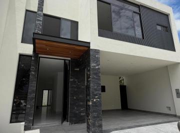 Casa · 260m² · 3 Recámaras · 2 Estacionamientos · Casa en Venta Frente a Parque en Las Esmeraldas