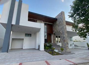 Casa · 926m² · 5 Recámaras · 5 Estacionamientos · Casa Club de Golf La Loma
