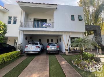 Casa · 322m² · 3 Recámaras · 4 Estacionamientos · Se Vende Casa en Bugambilias en Coto La Joya, Zapopan
