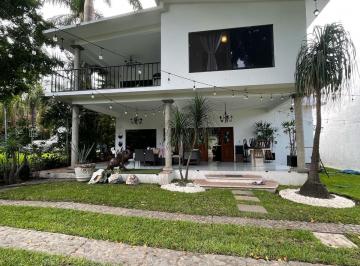 Casa · 416m² · 4 Recámaras · 4 Estacionamientos · Casa - Acatlipa Centro