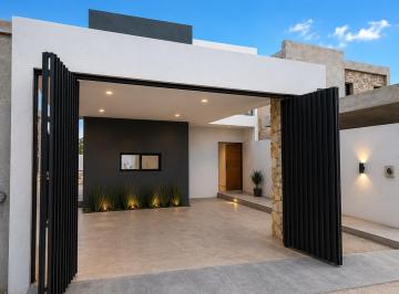 Casa de 3 habitaciones, Mérida · Amplios Espacios, Alberca y Cochera Techada en Dzityá Al Norte de Mérida