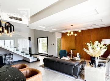 Casa · 326m² · 3 Recámaras · 2 Estacionamientos · Casa en Venta en Zona Valles con Jardín y Cuarto de Servico