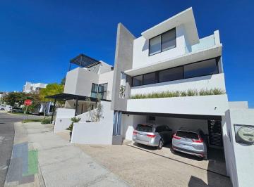 5ed7b8c7c8c088d611b906bd27c0b007b3112d59f681897b0cccfcf900190738 · Casa en Venta / Renta en Zibatá, con Roof Garden, Sótano y Cuarto de Servicio